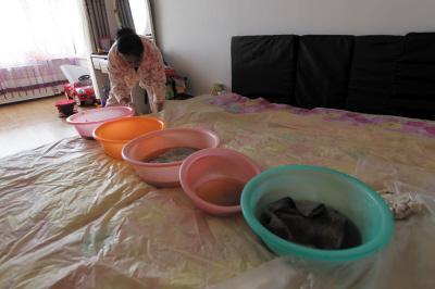 金川楼上漏水，住户失联，小区没物管，业主维权难！律师来支招……